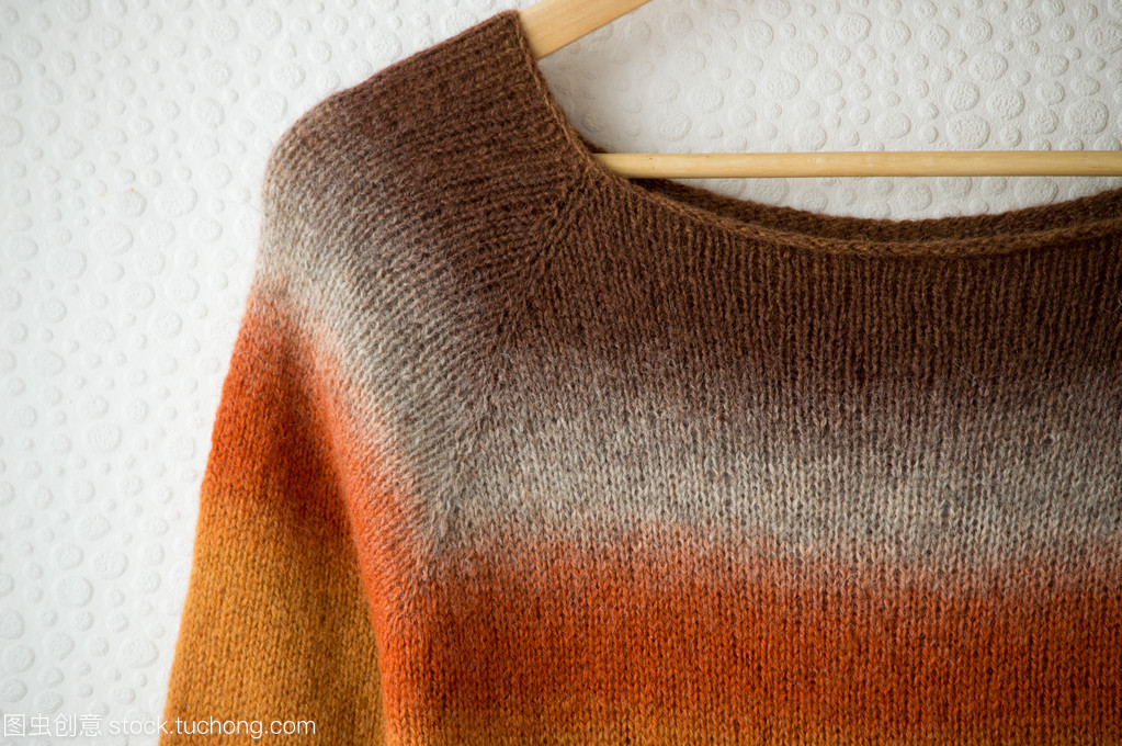 在白色背景上機架上的針織的產(chǎn)品