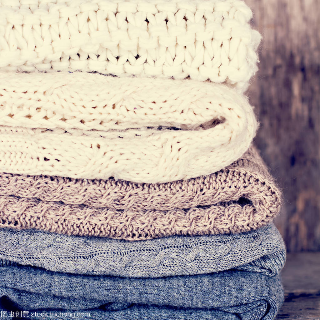 一大堆的羊毛衫,格子